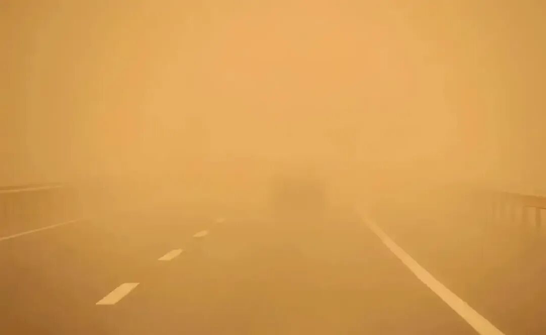 扬沙天气高速公路出行提示_高速行车注意事项_大风天气行车安全