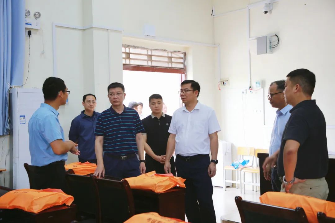 苍梧县高考备考工作调研_高考备考_覃学海孔斌到苍梧中学调研高考